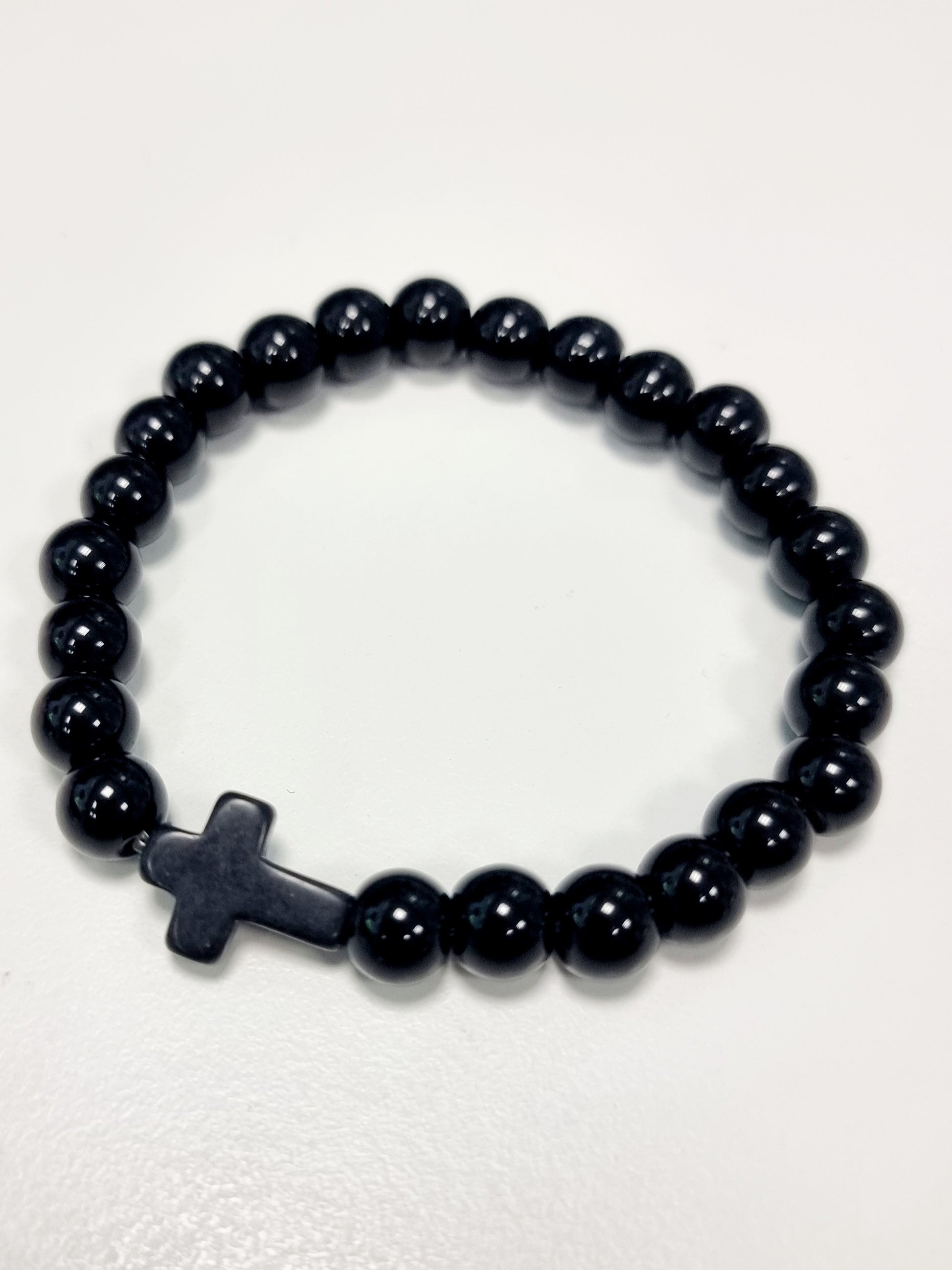 Schwarzes Edelstein-Armband mit Kreuz