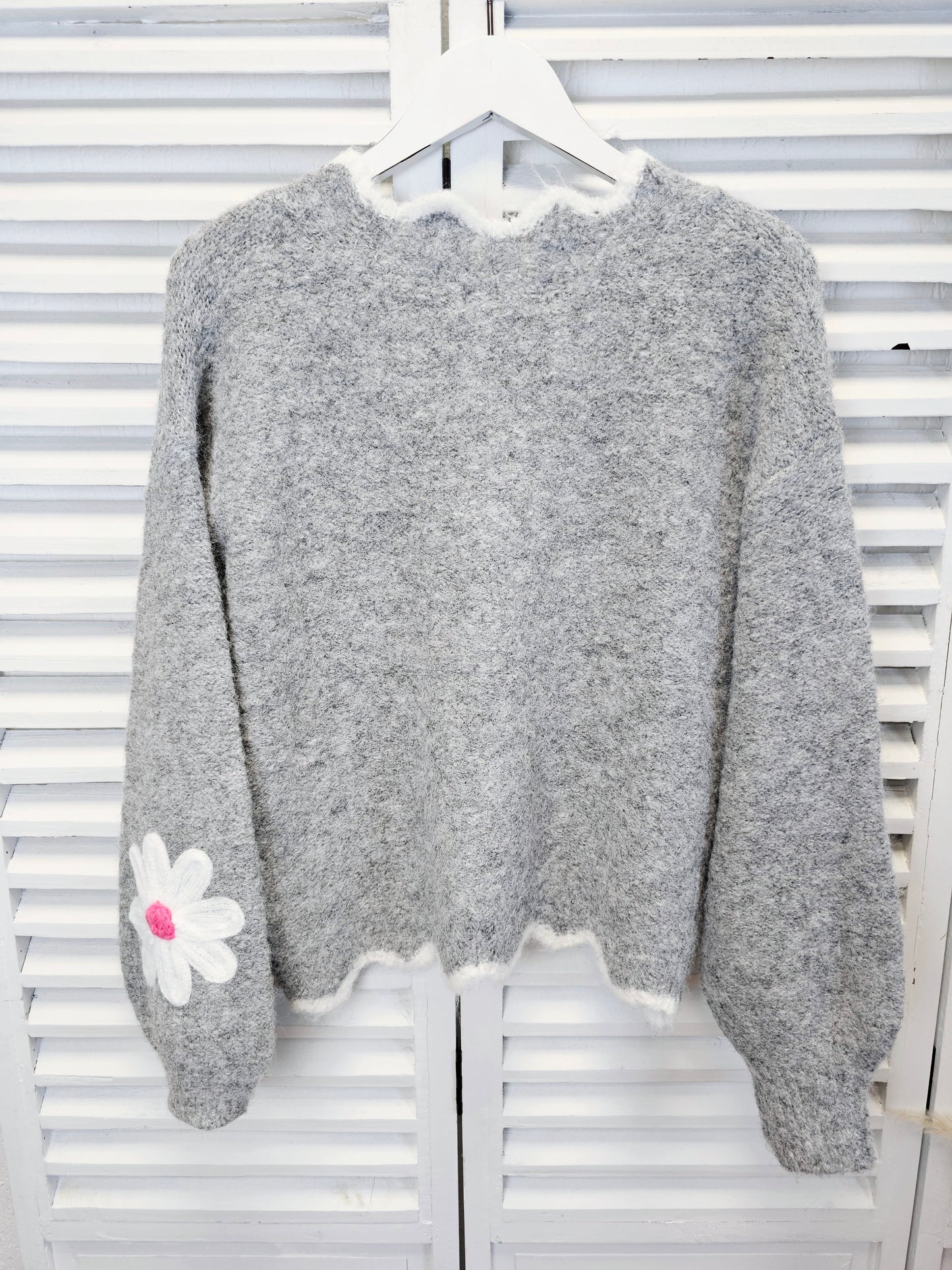 Kurzer Pullover Alpakawolle in Grau mit Blumen