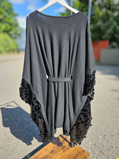 Poncho in Schwarz mit Pailletten-Details