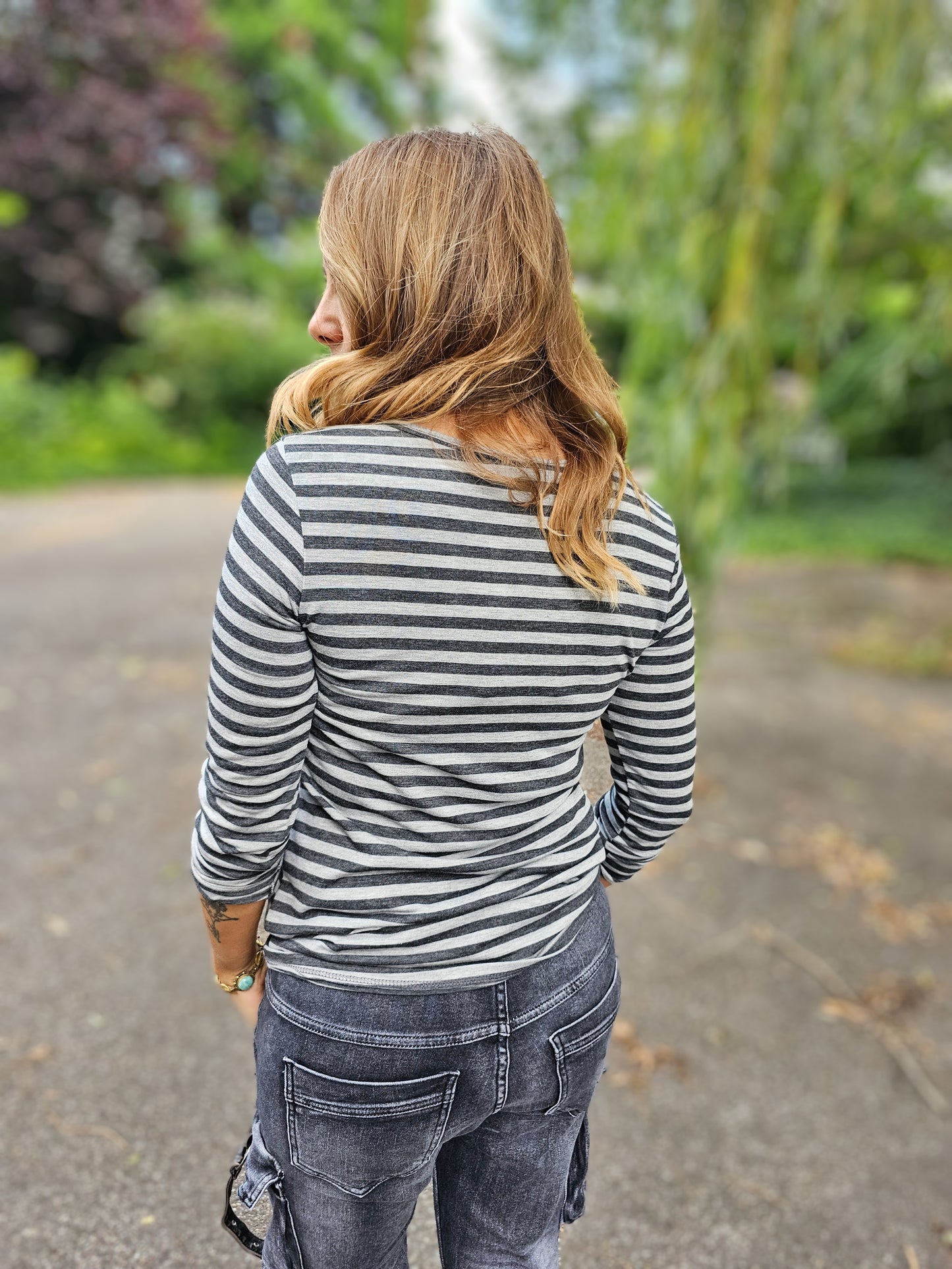 Gestreiftes dünnes Langarmshirt in Grau