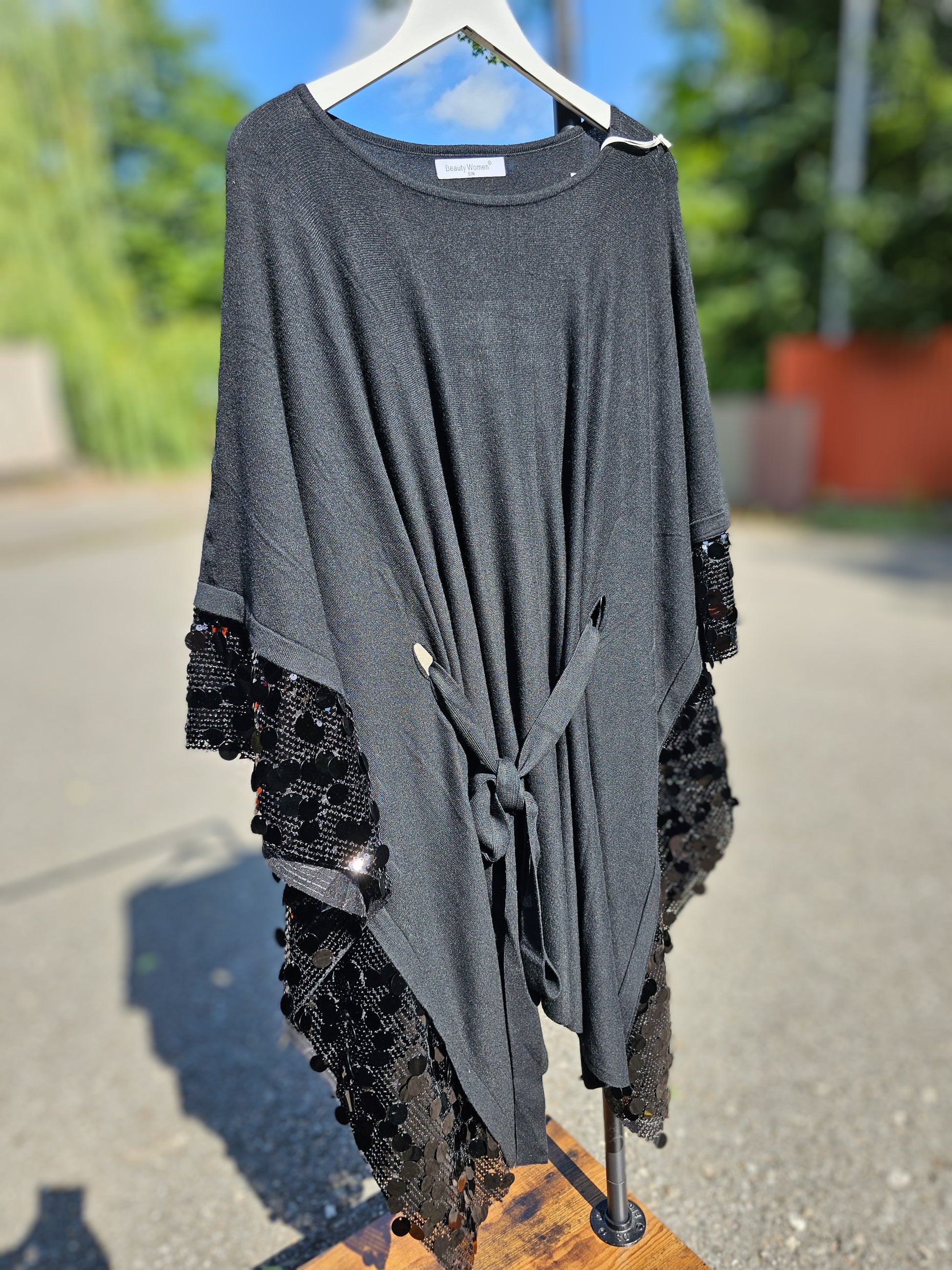 Poncho in Schwarz mit Pailletten-Details