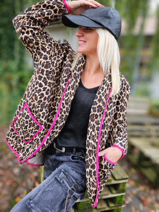 Oversize Steppjacke mit Leopardenmuster und farblich abgesetzter Einfassung