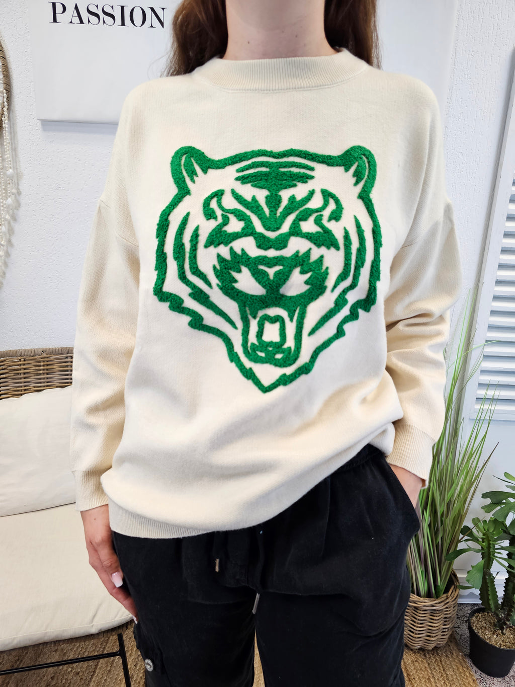 Weicher Strickpullover in Creme mit grüner Tiger-Wollapplikation