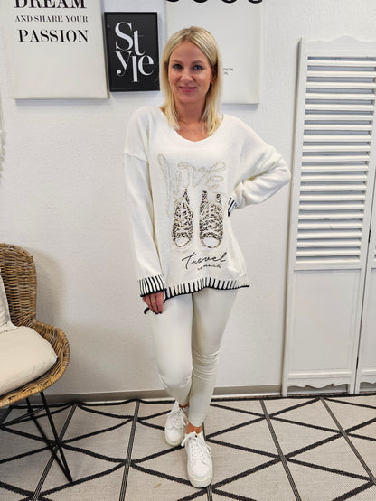 Strickpullover mit Glitzer-Sneaker Print in Cremeweiß