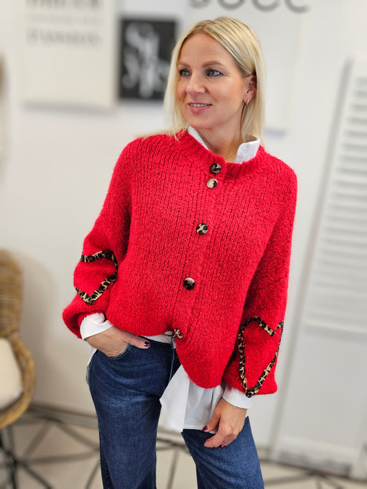 Kuschelige Oversize Strickjacke Rote mit Herz in Leodesign mit Knöpfen