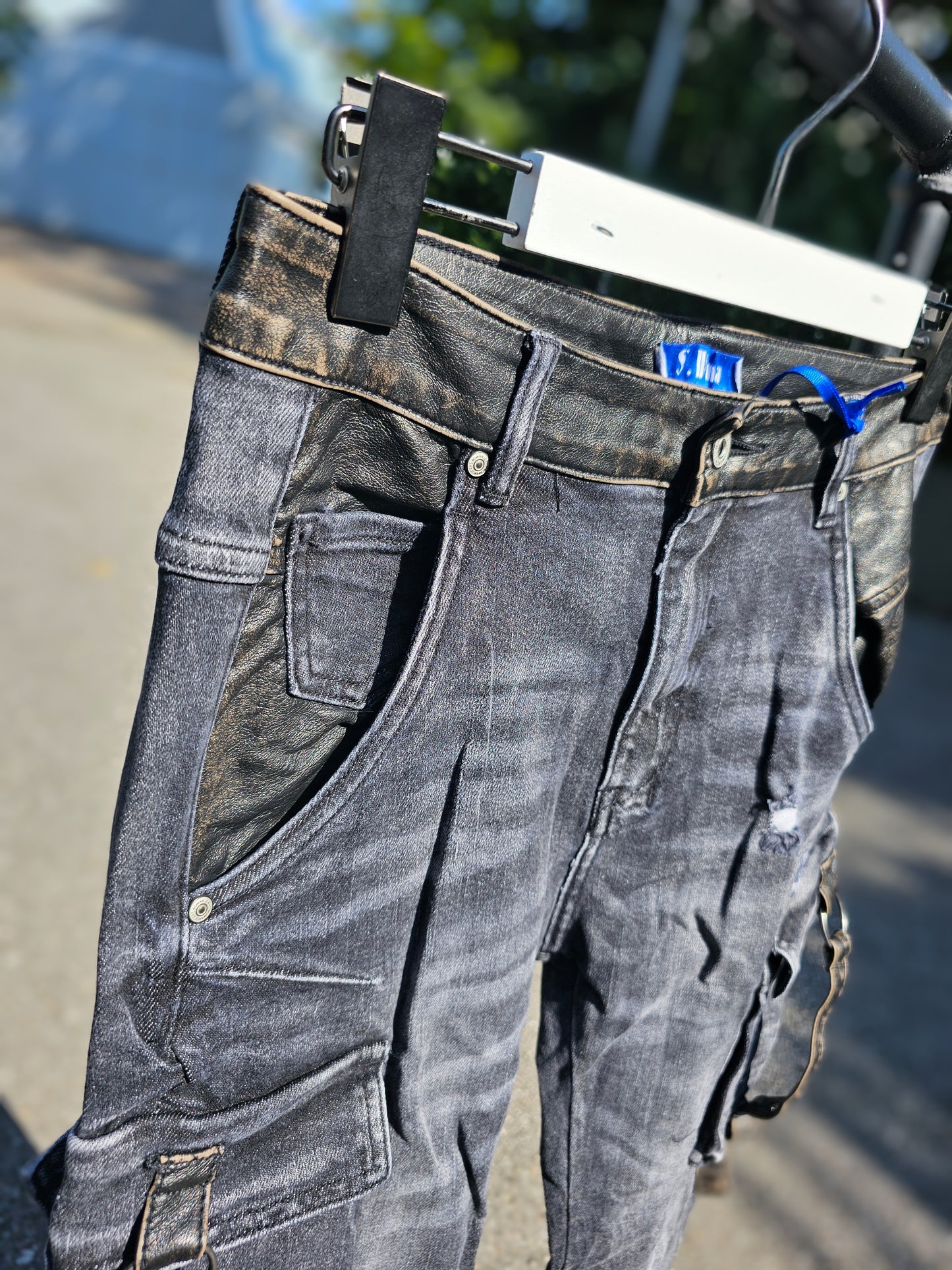 Lässige Cargo-Jeans im schwarzen Washed-Out Look H8534