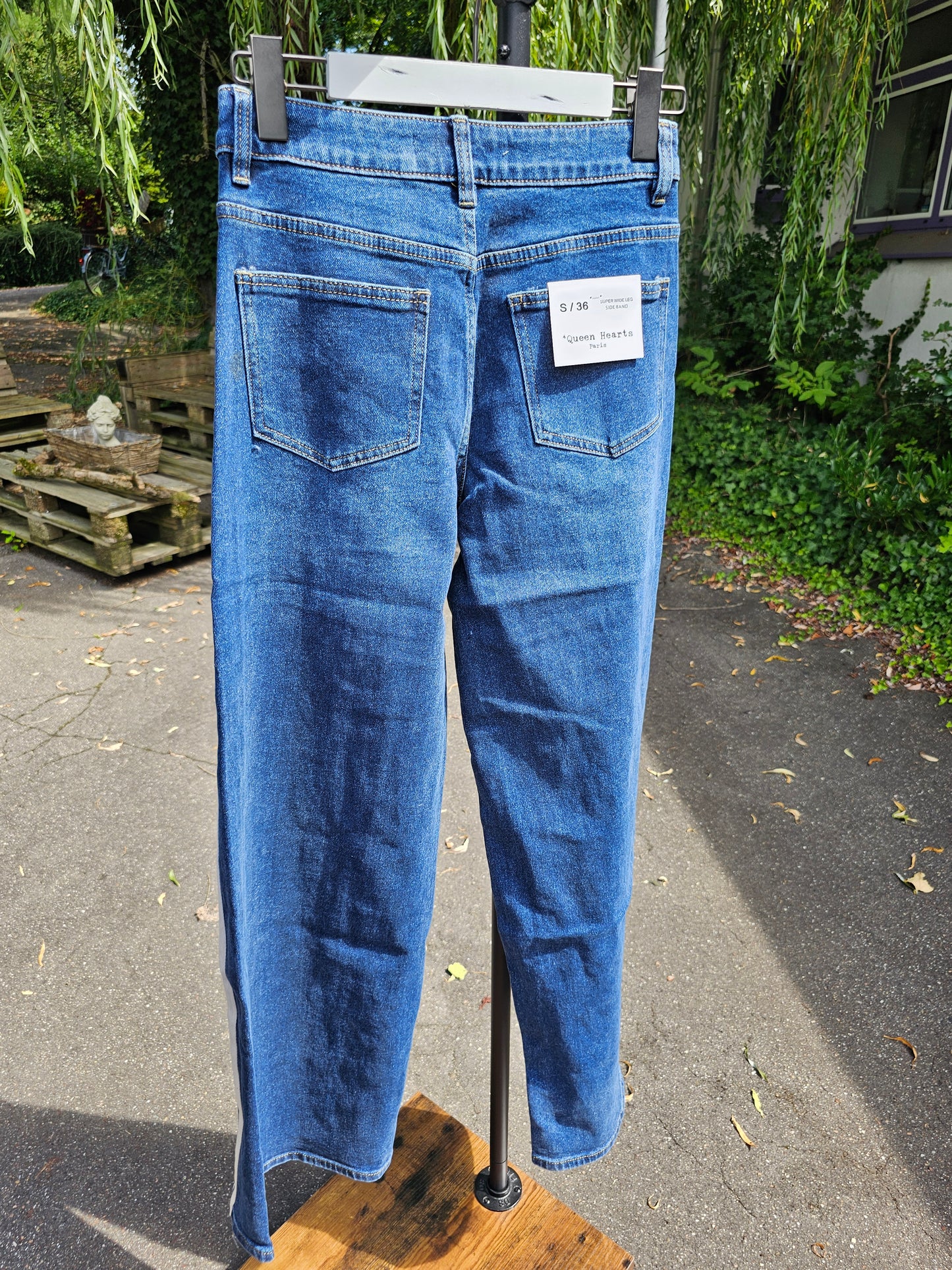 Jeans mit weitem Bein und seitlichen Streifen Queen Hearts