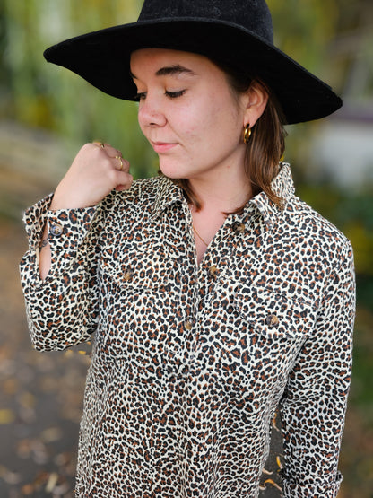 Kurzes Jeanskleid Langarm Leopard Muster