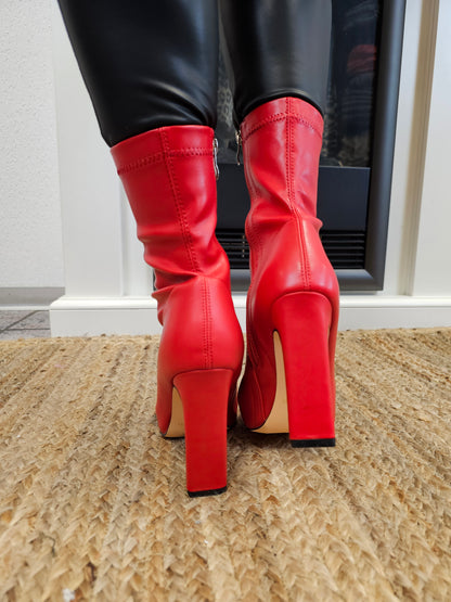 Rote High Heel-Stiefel