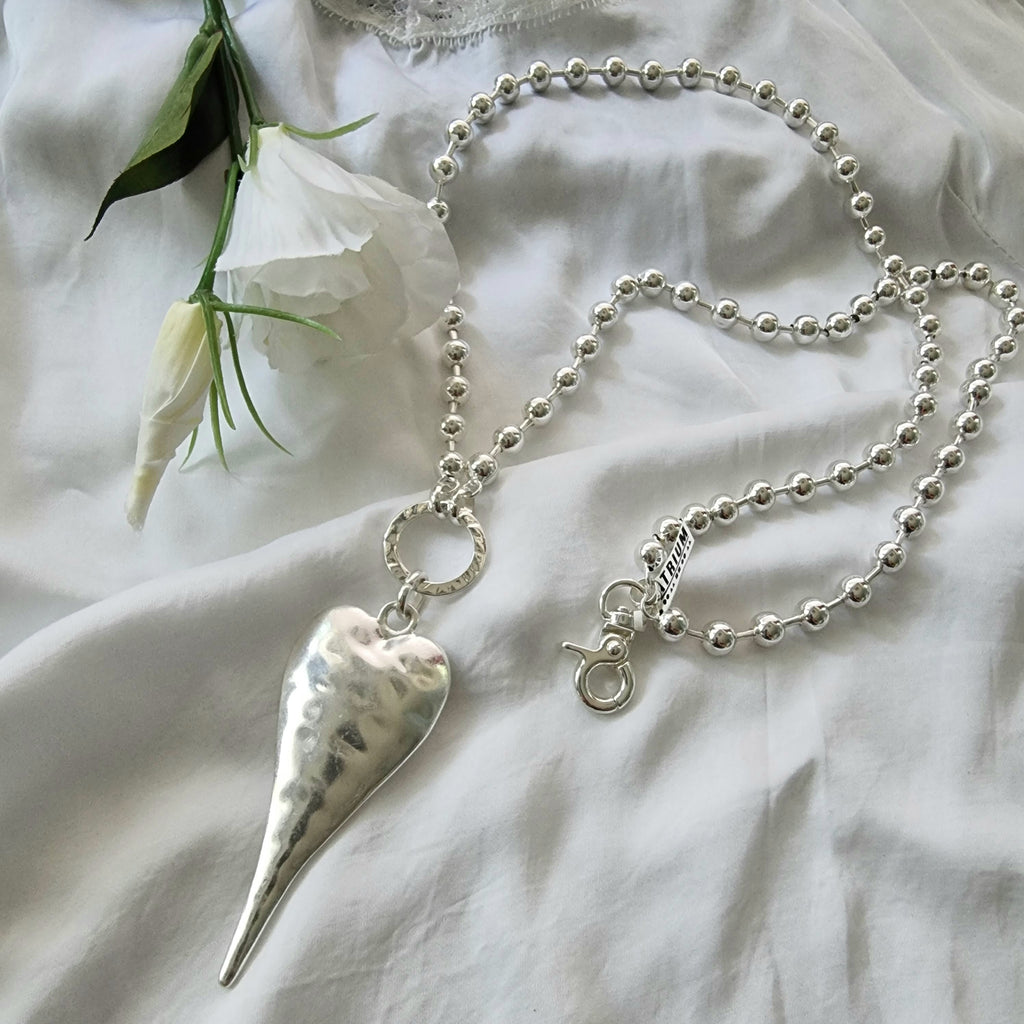 Lange Silberne Kugelkette mit längerem Herzanhänger (kann auch kurz getragen werden)