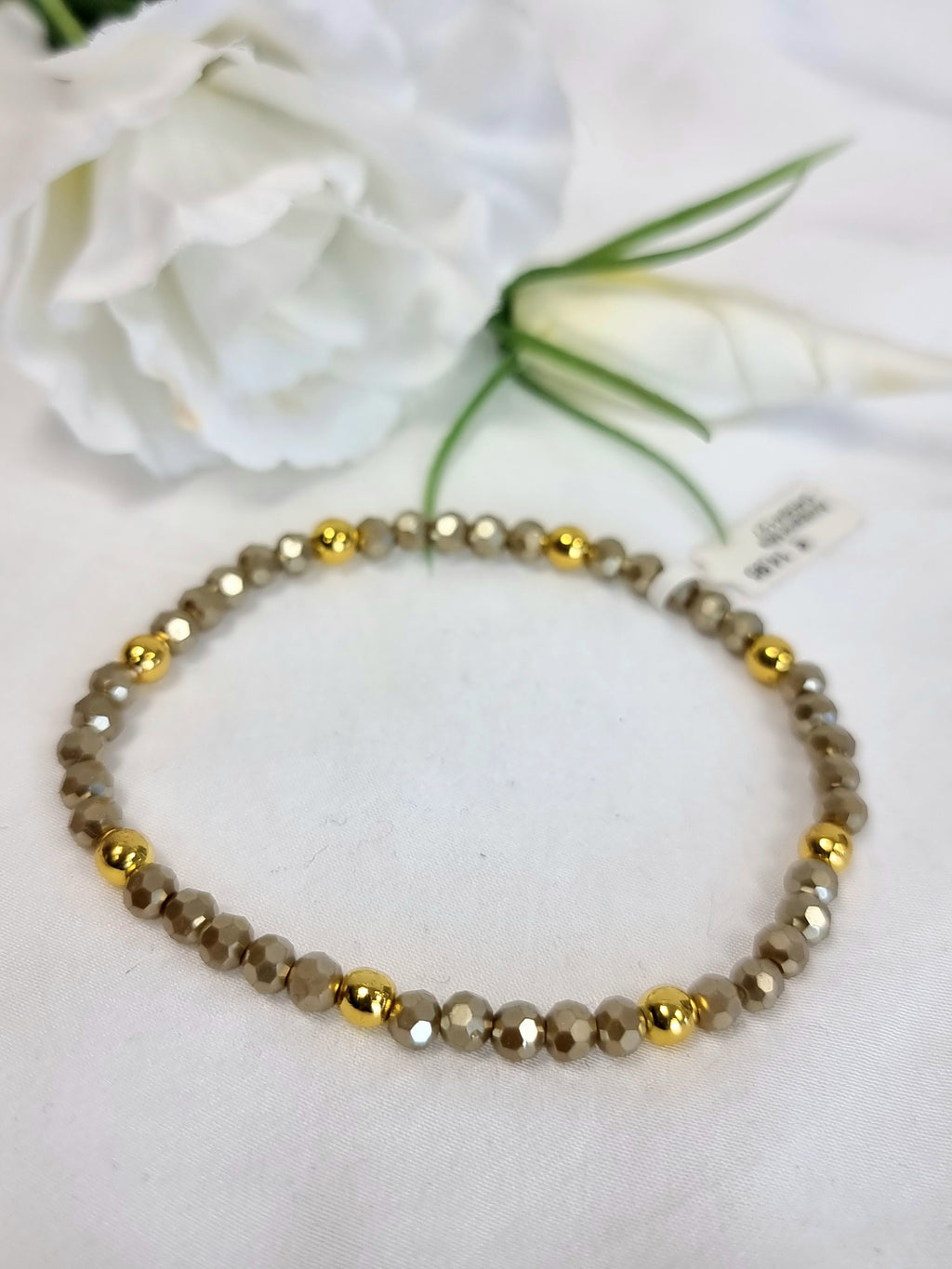Armband light mit beigfarbenen Kristallperlen und goldenen Perlenakzenten