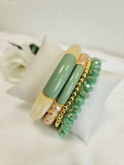 Armband light in Mint mit cremefarbenen Perlen