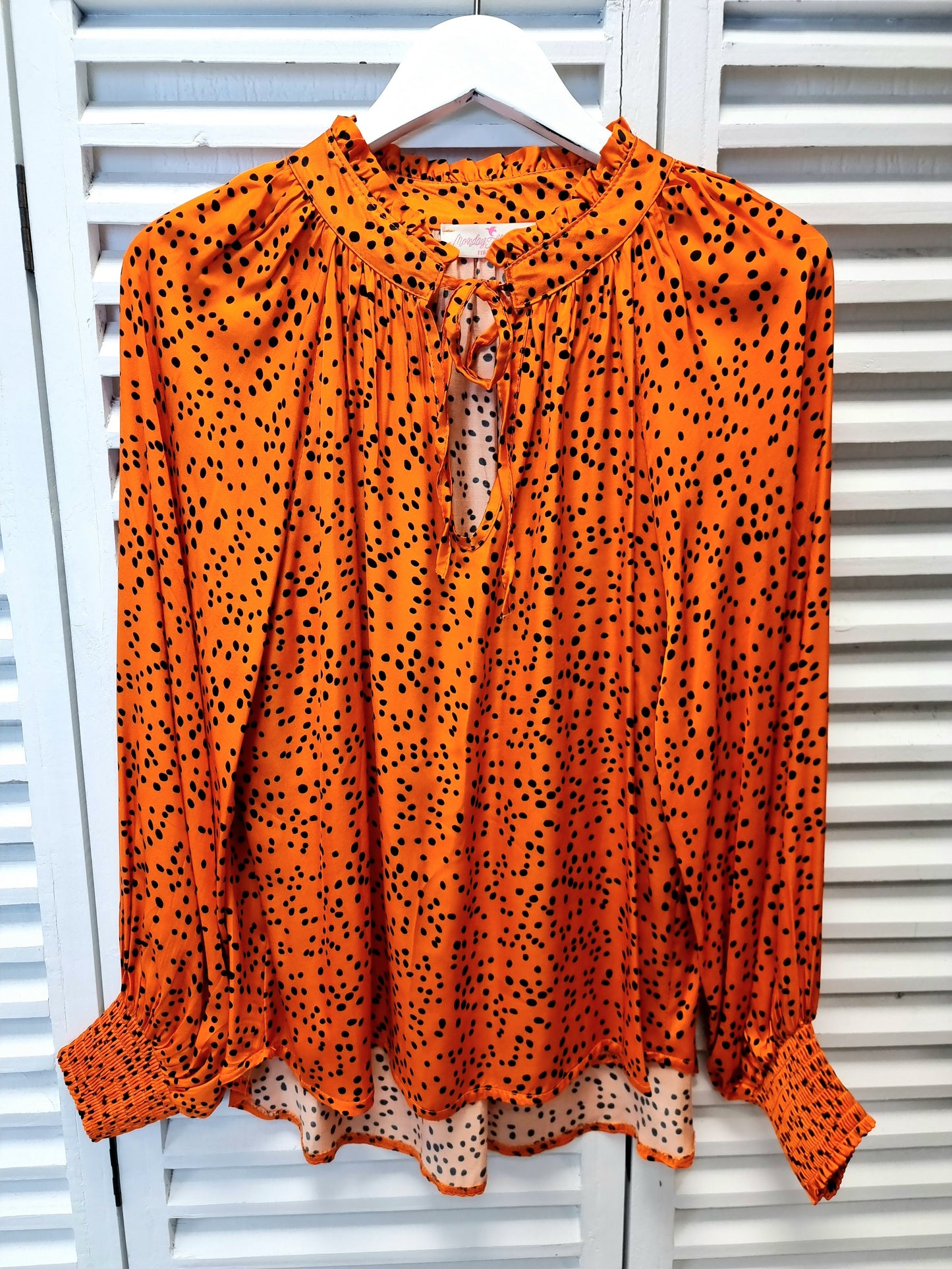 Bluse in Orange mit schwarzen Punkten und Rüschenkragen aus Seide  Megasale