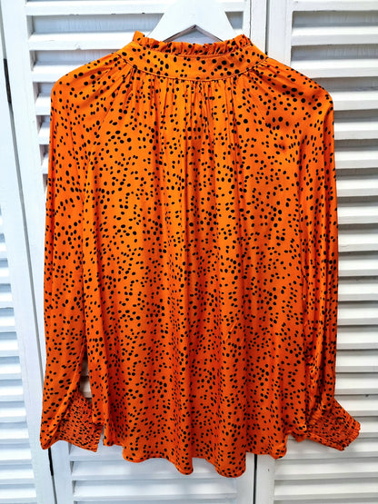 Bluse in Orange mit schwarzen Punkten und Rüschenkragen aus Seide  Megasale