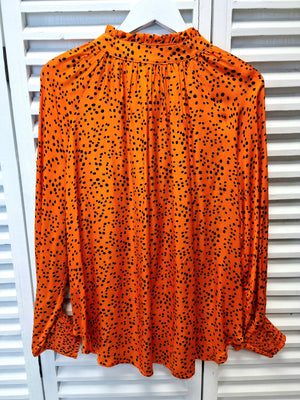 Bluse in Orange mit schwarzen Punkten und Rüschenkragen aus Seide