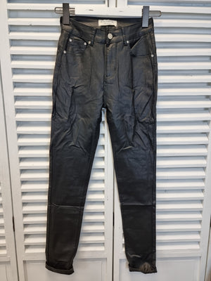Skinny Hose in Lederoptik mit silbernem Knopf