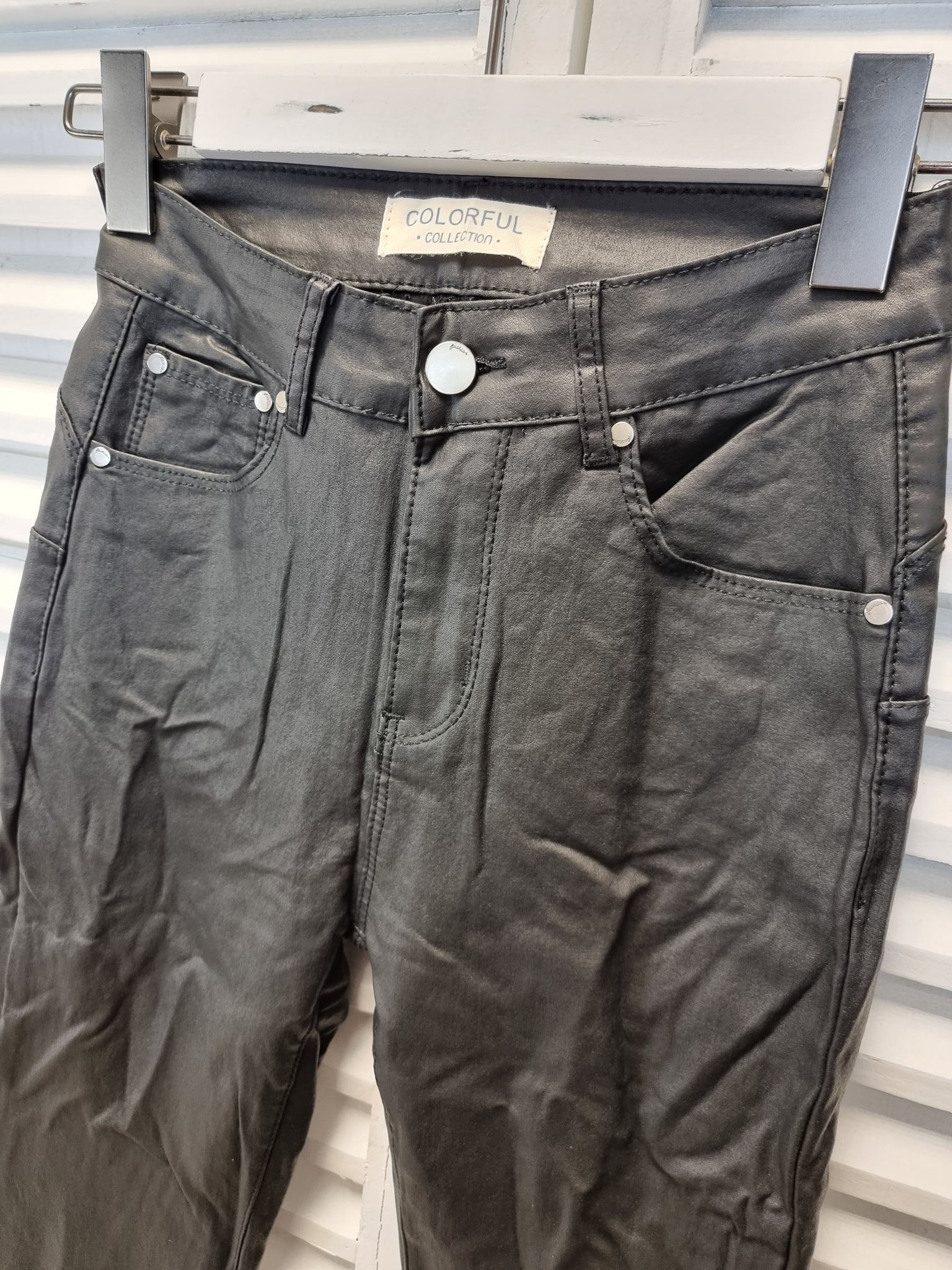 Skinny Hose in Lederoptik mit silbernem Knopf