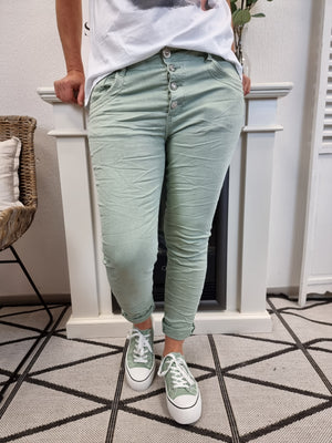 Jeans in Mint mit vier detaillierten Knöpfen