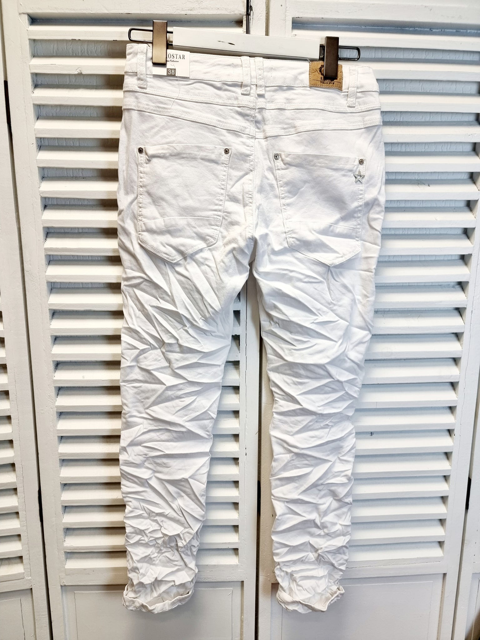 Weiße Karostar Jeans K358B-11 mit Schmuckknöpfen