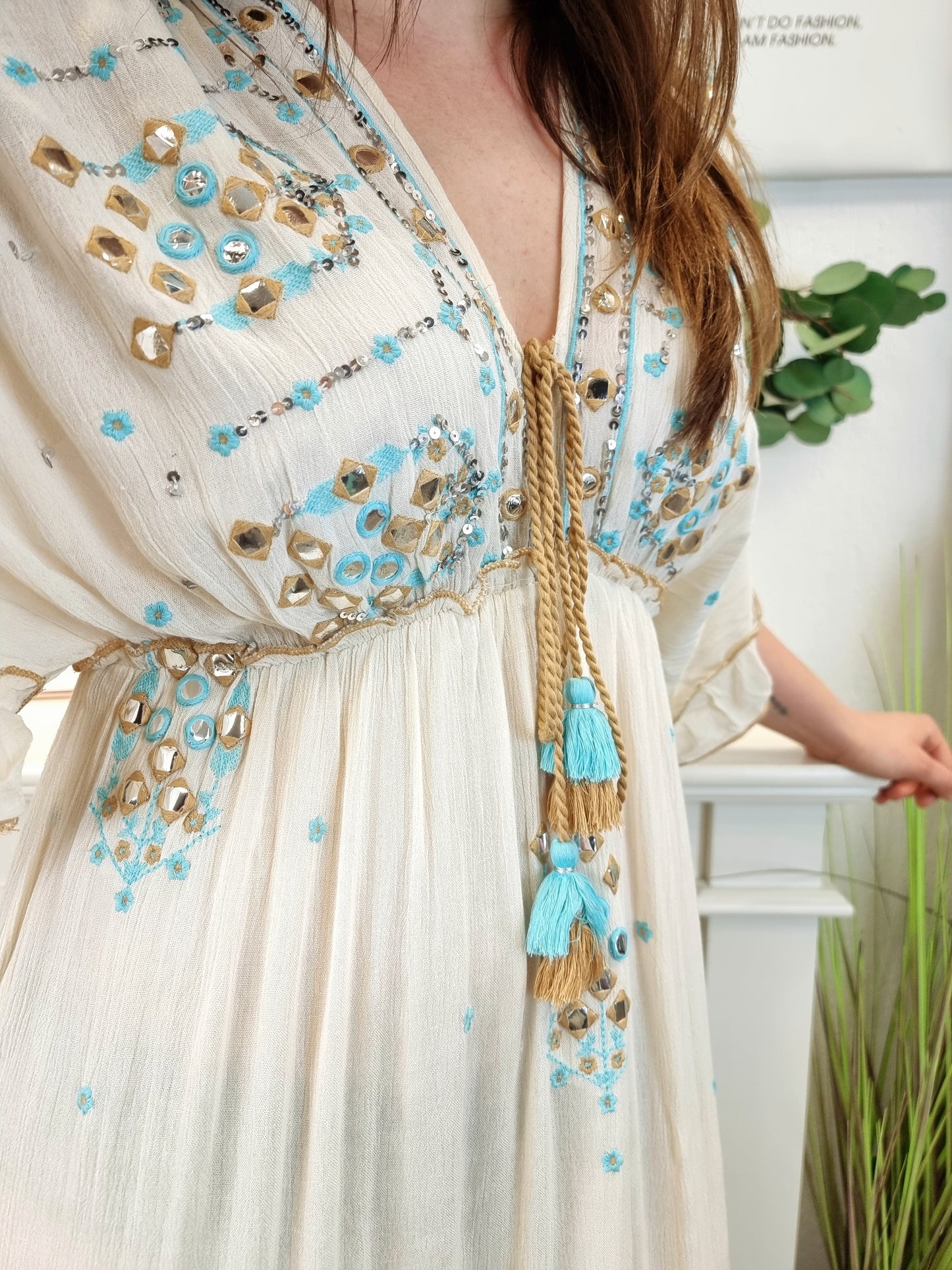 Langes Boho-Kleid mit Stickereien Natur