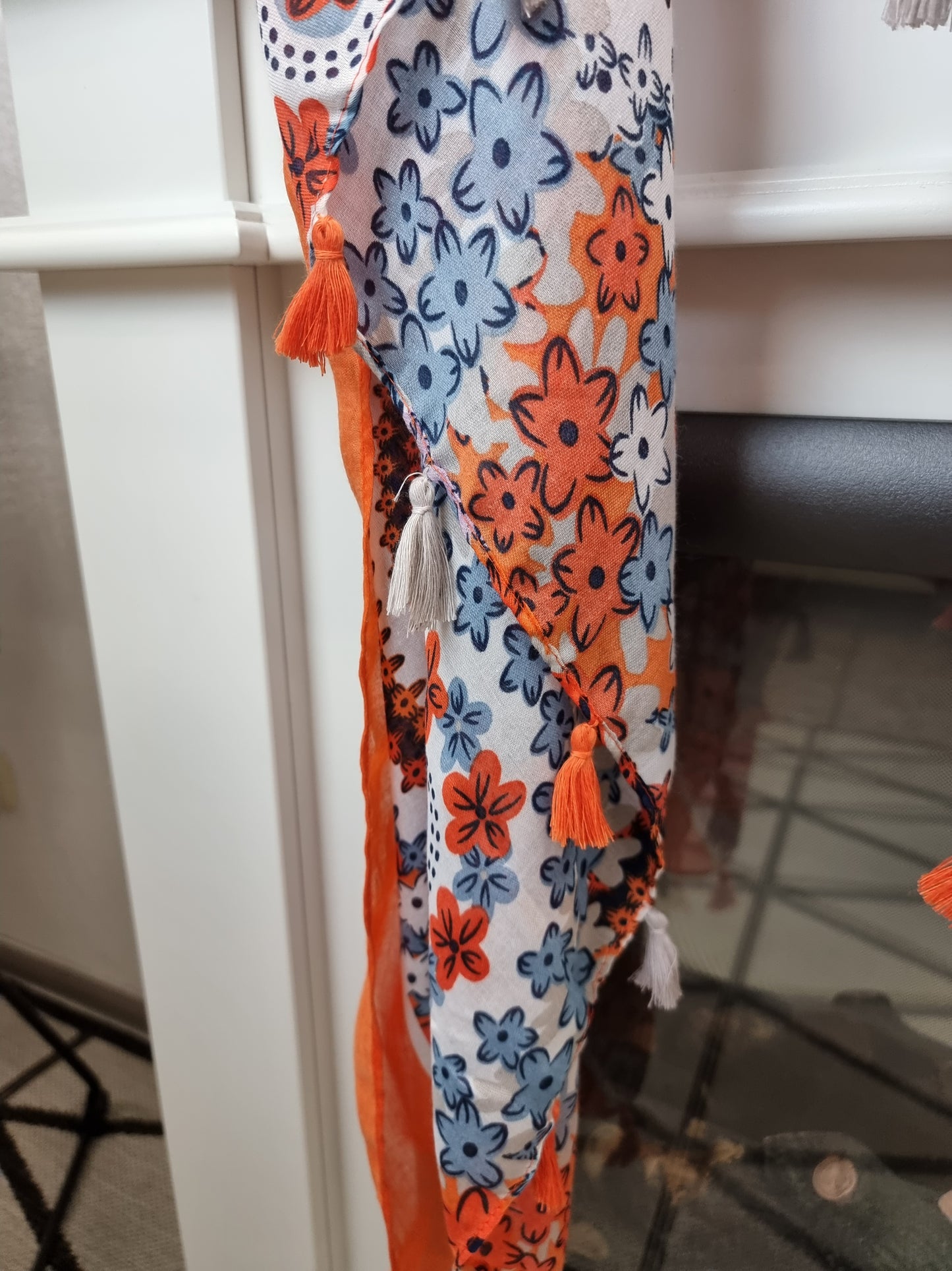 Orange-Blaues Tuch mit Quasten , Blumenprint aus Viskose