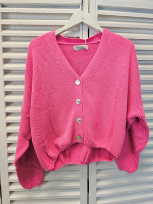 Kurze Strickjacke mit Knöpfen in verschiedenen Farben