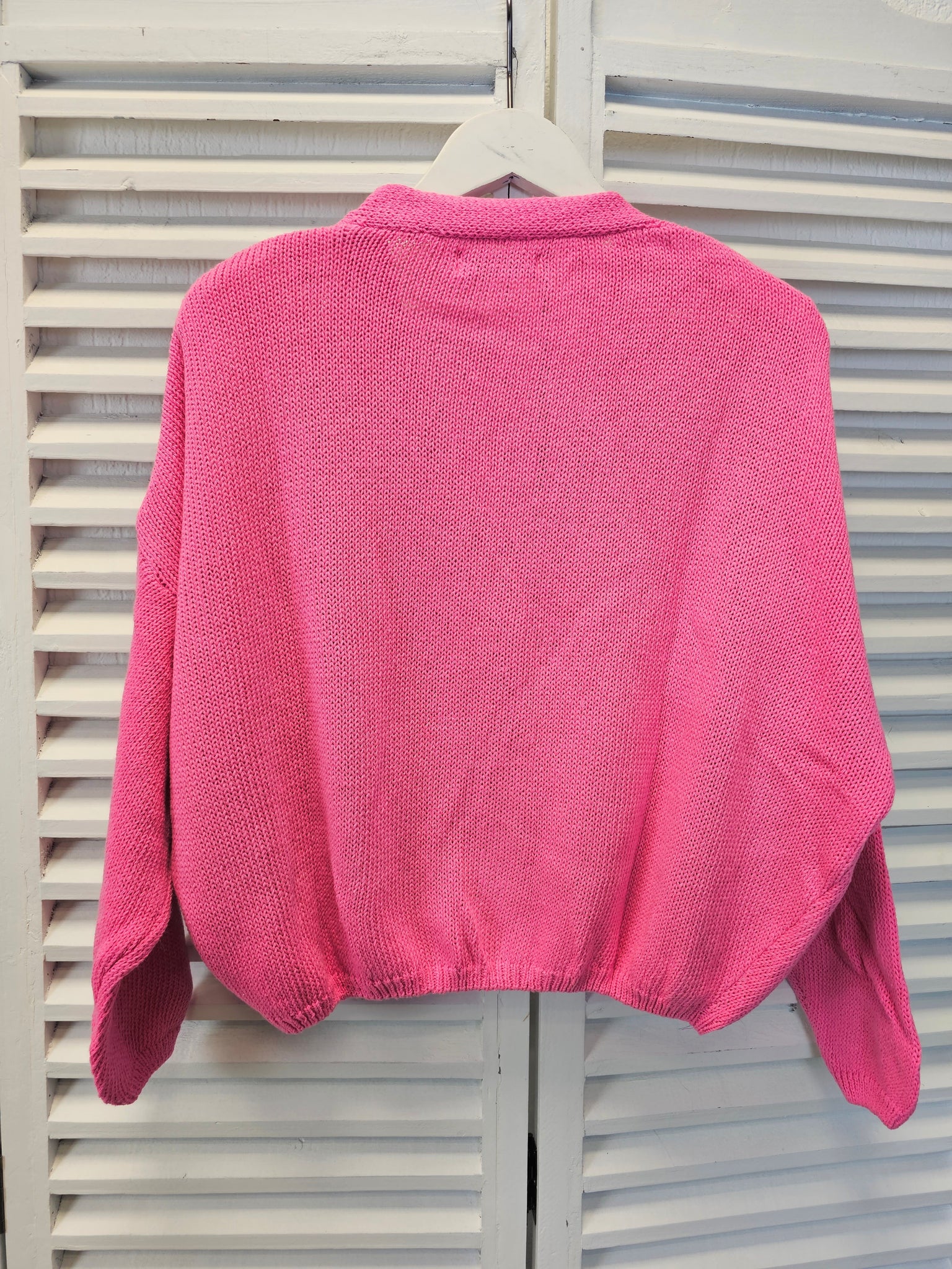 Kurze Strickjacke mit Knöpfen in verschiedenen Farben