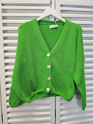Kurze Strickjacke mit Knöpfen in verschiedenen Farben