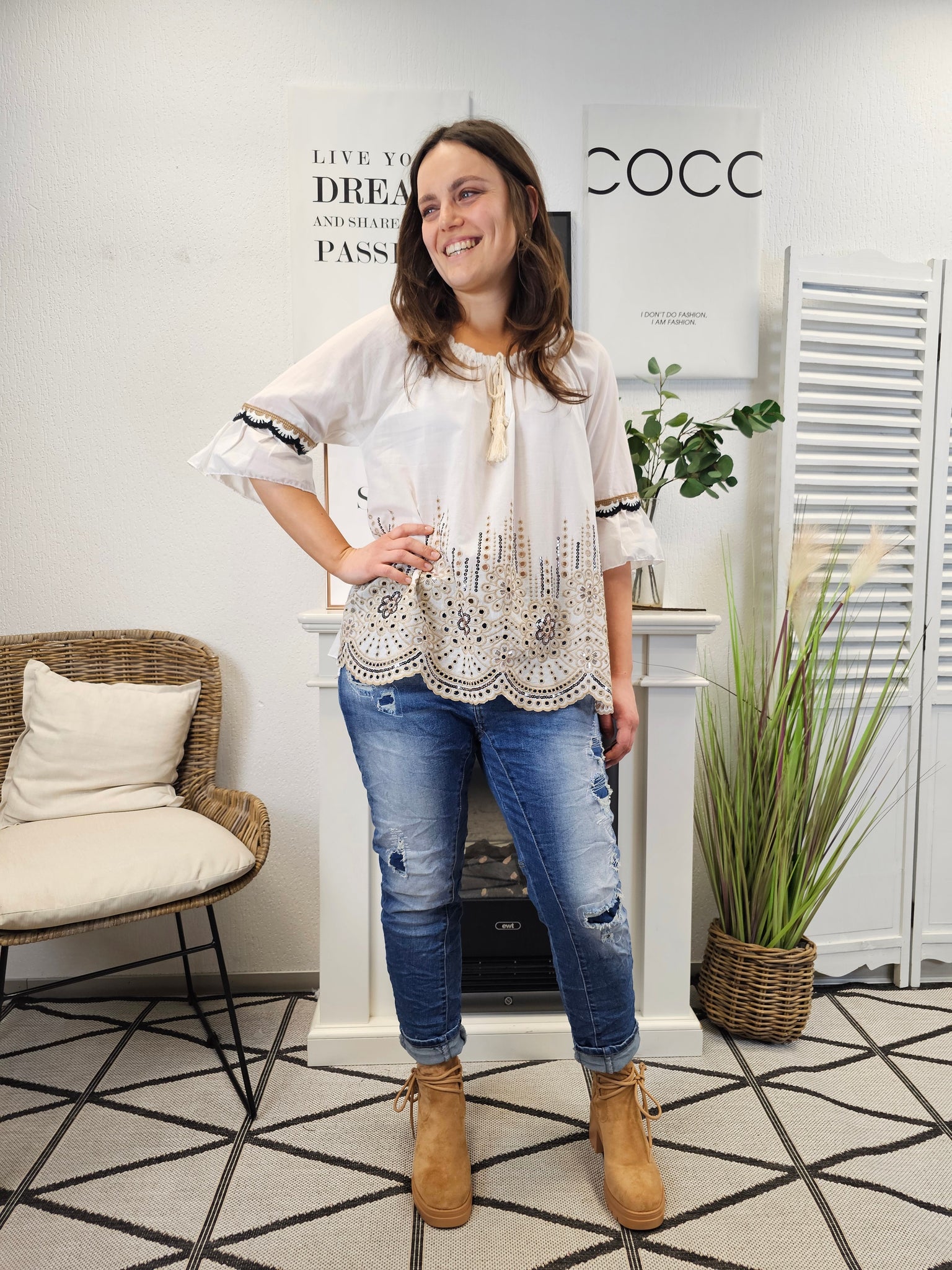 Tunika-Bluse in Cremeweiß mit Beigen Pailletten und Häkeldetails