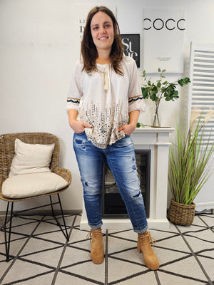 Tunika-Bluse in Cremeweiß mit Beigen Pailletten und Häkeldetails