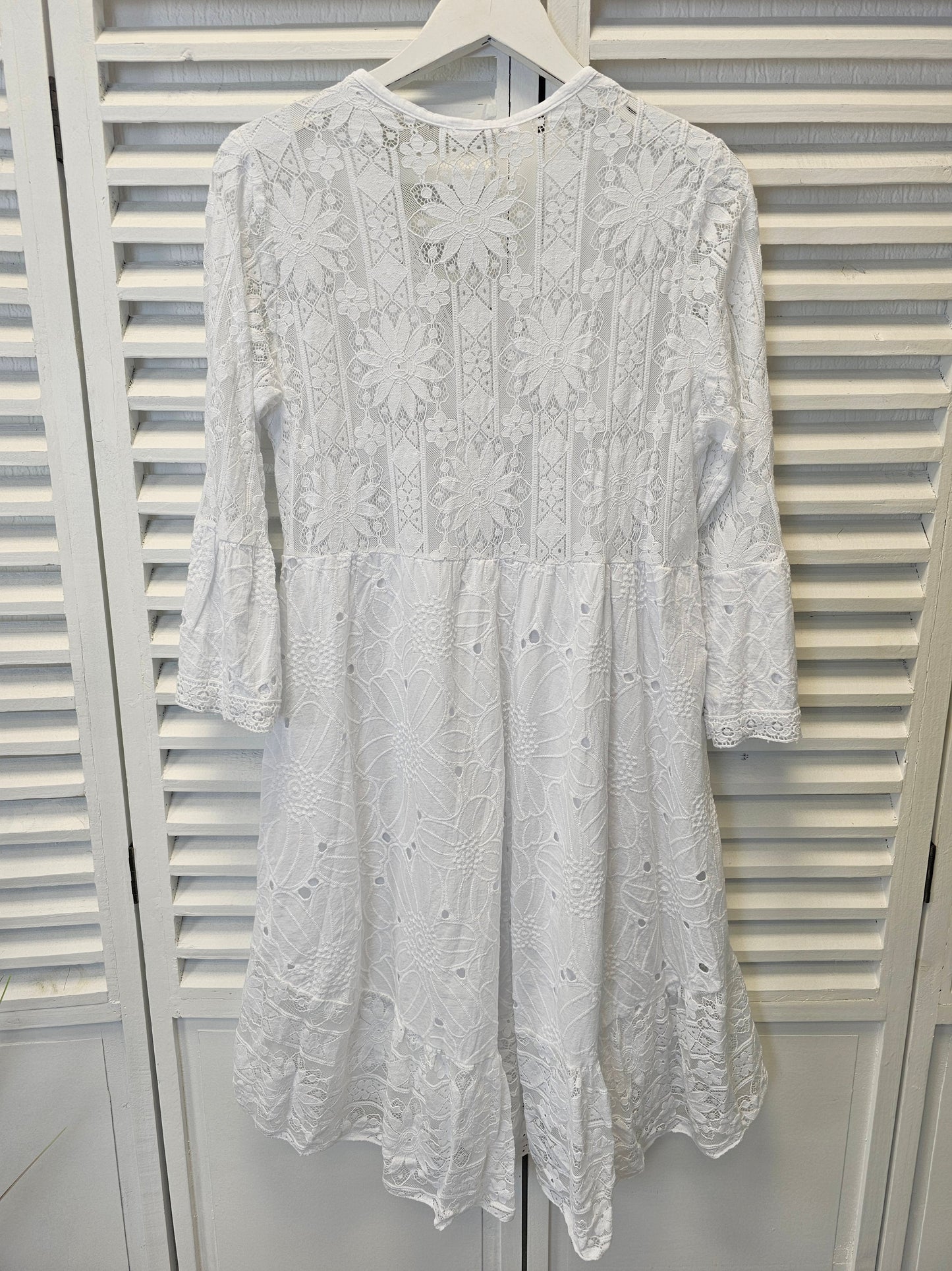 Süßes kurzes Kleid mit Spitze in Weiß