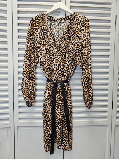 Kurzes Kleid mit Leoprint mit Taillengürtel