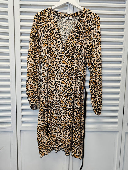 Kurzes Kleid mit Leoprint mit Taillengürtel