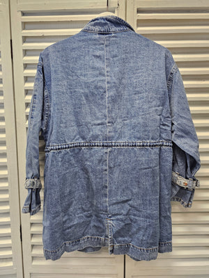 Lange Jeansjacke mit Zierband und Knöpfen