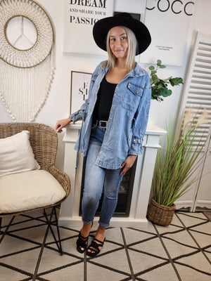 Lange Jeansjacke mit Zierband und Knöpfen