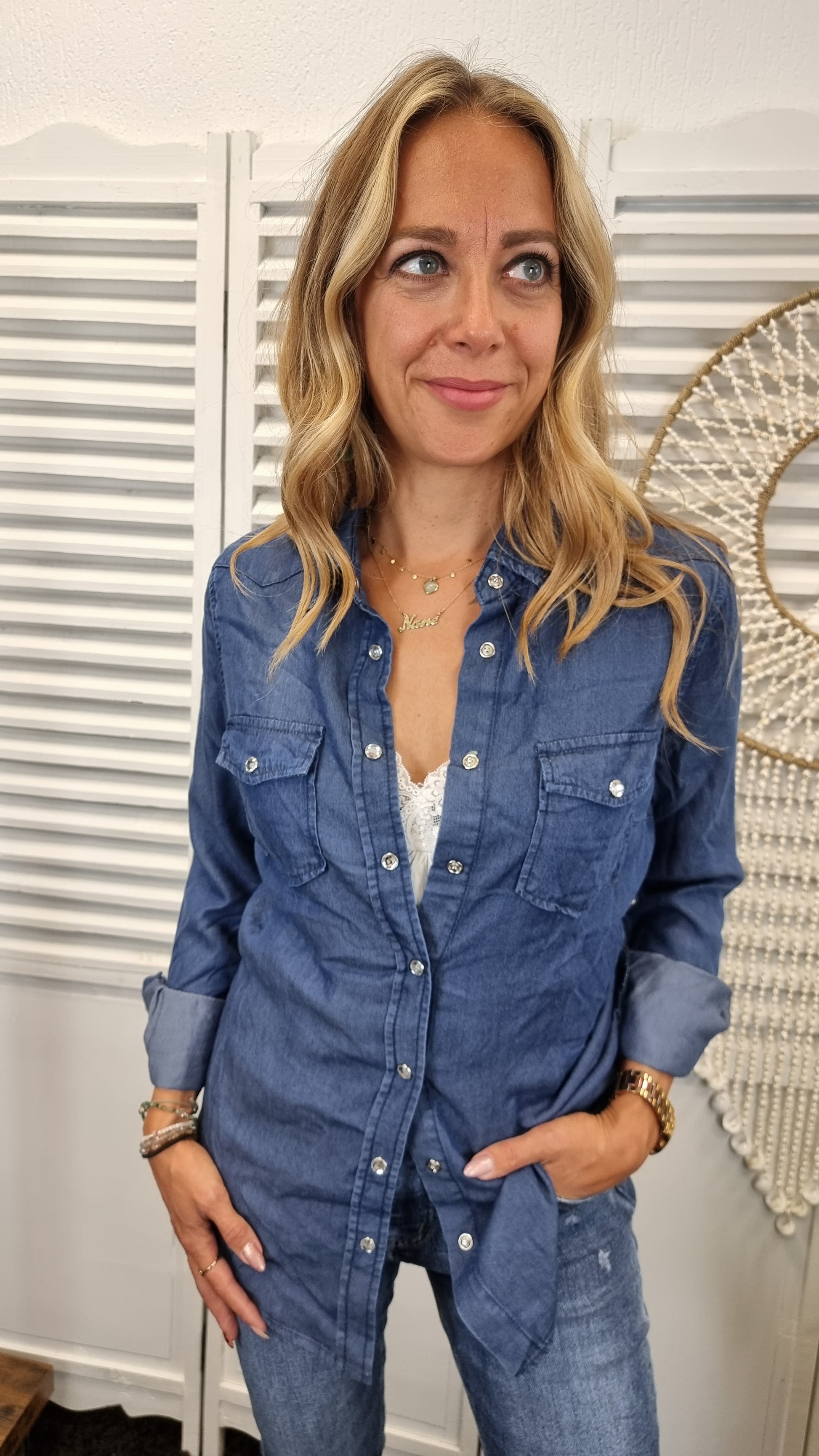 Jeansbluse mit Kristallknöpfen