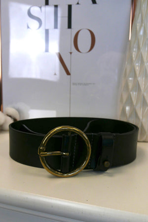 Ledergürtel in Schwarz mit goldener Schnalle