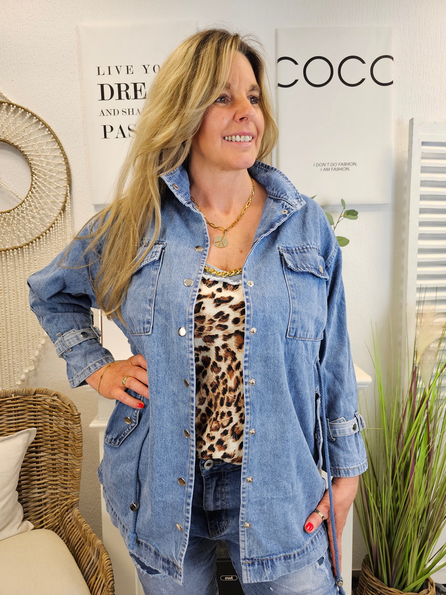 Lange Jeansjacke mit Zierband und Knöpfen