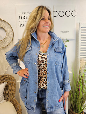 Lange Jeansjacke mit Zierband und Knöpfen